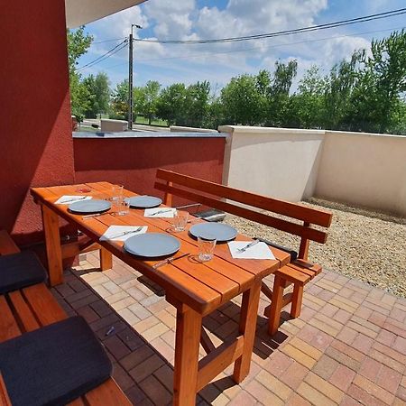 Aqua Apartman Tiszaújváros Esterno foto