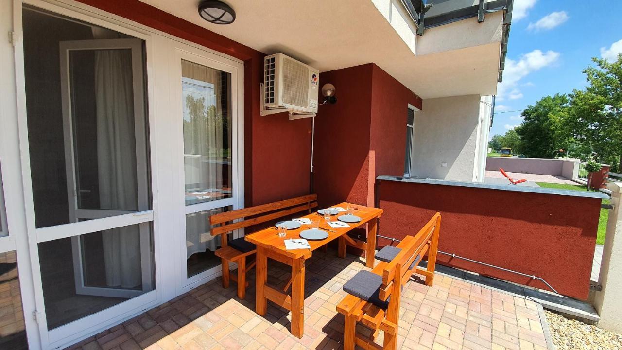 Aqua Apartman Tiszaújváros Esterno foto