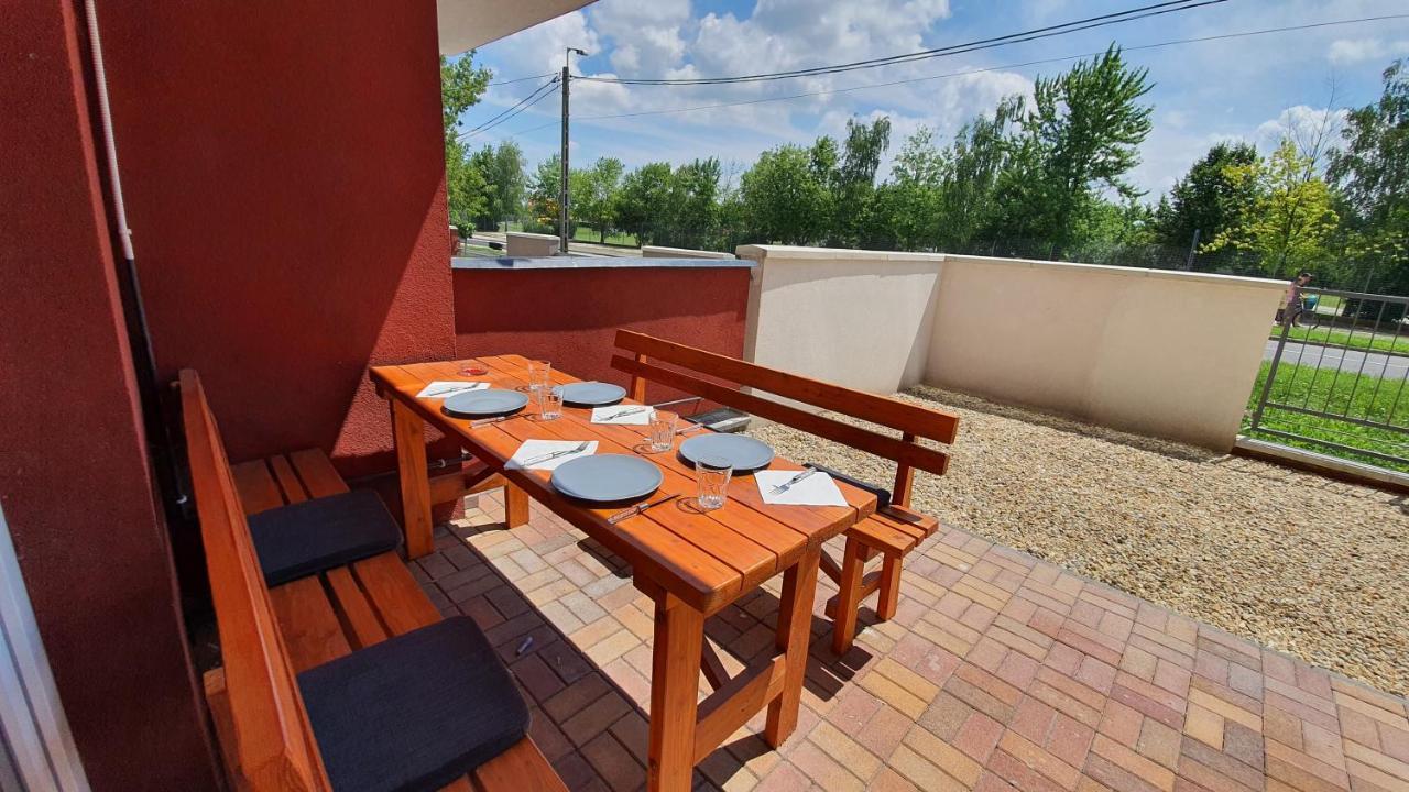 Aqua Apartman Tiszaújváros Esterno foto