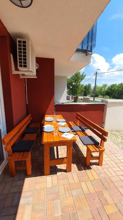 Aqua Apartman Tiszaújváros Esterno foto