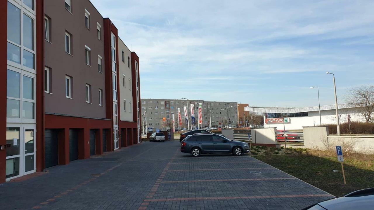Aqua Apartman Tiszaújváros Esterno foto