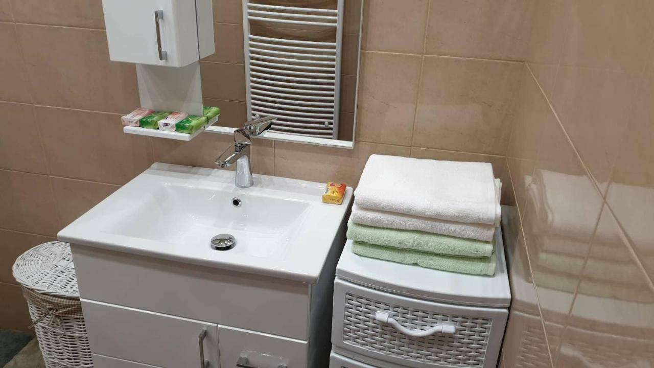 Aqua Apartman Tiszaújváros Esterno foto